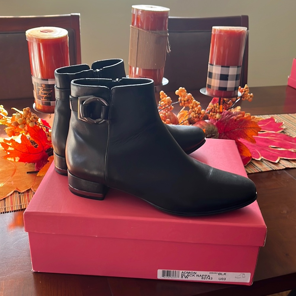 Vaneli black 8 W ankle boots. Very soft leather.